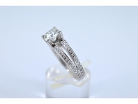 Witgouden ring met diamanten en een centrale diamant van 1.02 carat. - afbeelding 3 van  8