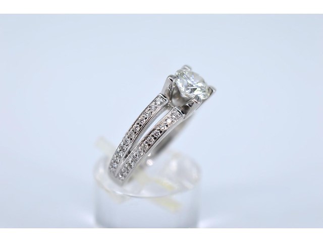 Witgouden ring met diamanten en een centrale diamant van 1.02 carat. - afbeelding 4 van  8