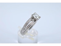 Witgouden ring met diamanten en een centrale diamant van 1.02 carat. - afbeelding 4 van  8