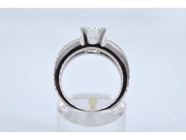 Witgouden ring met diamanten en een centrale diamant van 1.02 carat. - afbeelding 5 van  8