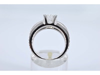 Witgouden ring met diamanten en een centrale diamant van 1.02 carat. - afbeelding 5 van  8
