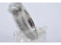 Witgouden ring met diamanten en een centrale diamant van 1.02 carat. - afbeelding 6 van  8