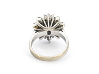 Witgouden ring met diamanten en een groene edelsteen - afbeelding 8 van  10