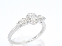 Witgouden ring met diamanten en een oval cut diamant - afbeelding 6 van  11