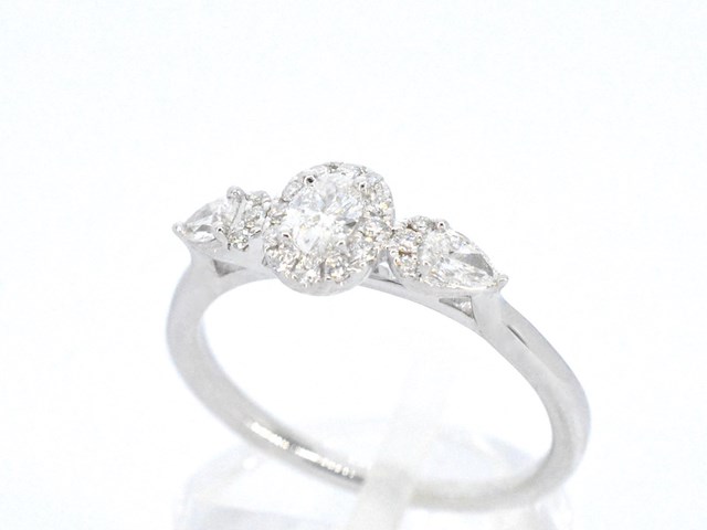 Witgouden ring met diamanten en een oval cut diamant - afbeelding 5 van  11