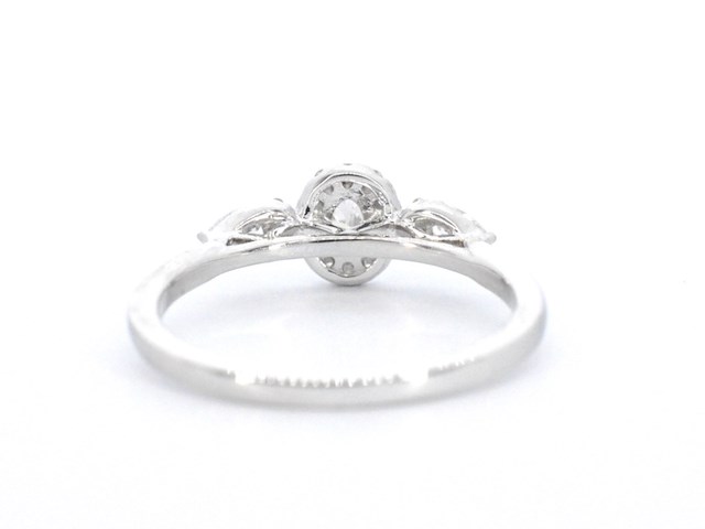 Witgouden ring met diamanten en een oval cut diamant - afbeelding 9 van  11