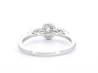 Witgouden ring met diamanten en een oval cut diamant - afbeelding 9 van  11