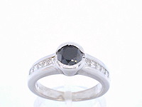 Witgouden ring met diamanten en een zwarte diamant