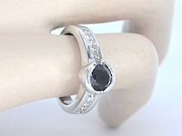 Witgouden ring met diamanten en een zwarte diamant - afbeelding 2 van  8