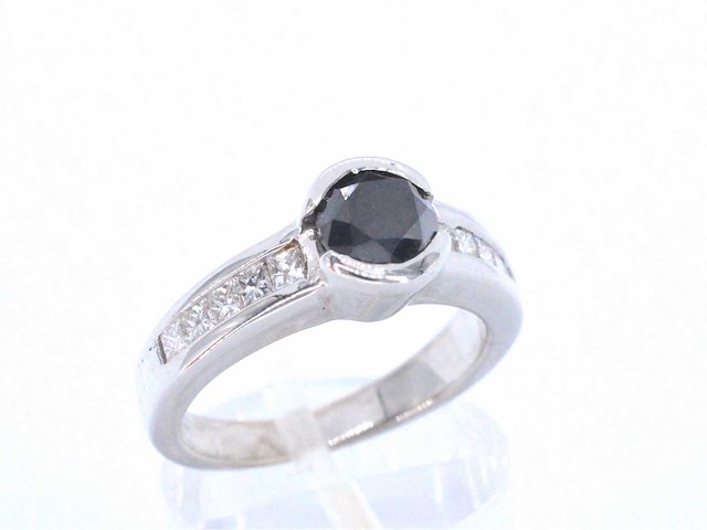 Witgouden ring met diamanten en een zwarte diamant - afbeelding 4 van  8