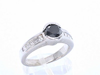Witgouden ring met diamanten en een zwarte diamant - afbeelding 4 van  8
