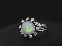 Witgouden ring met diamanten en opaal