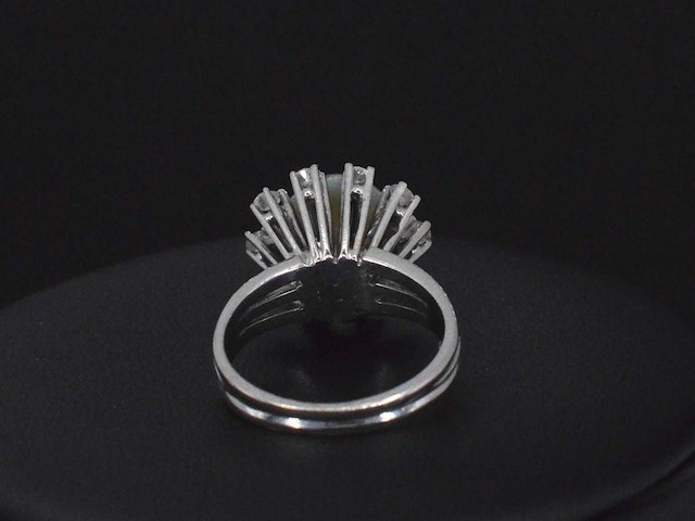 Witgouden ring met diamanten en opaal - afbeelding 5 van  5