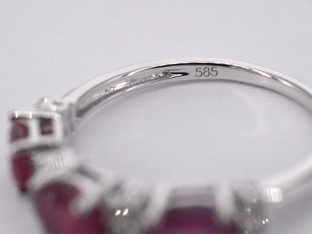 Witgouden ring met diamanten en robijn - afbeelding 10 van  10