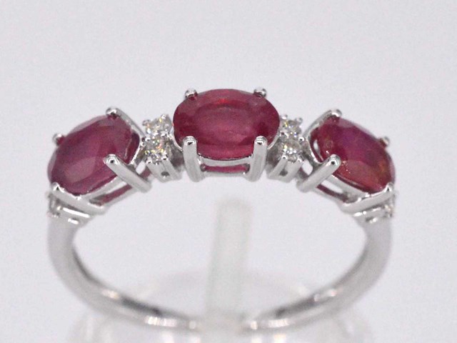 Witgouden ring met diamanten en robijn - afbeelding 1 van  10