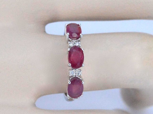 Witgouden ring met diamanten en robijn - afbeelding 2 van  10