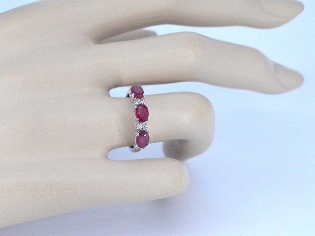 Witgouden ring met diamanten en robijn - afbeelding 4 van  10