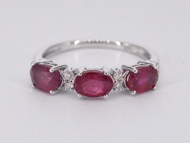 Witgouden ring met diamanten en robijn - afbeelding 7 van  10