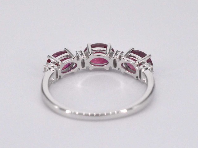 Witgouden ring met diamanten en robijn - afbeelding 8 van  10