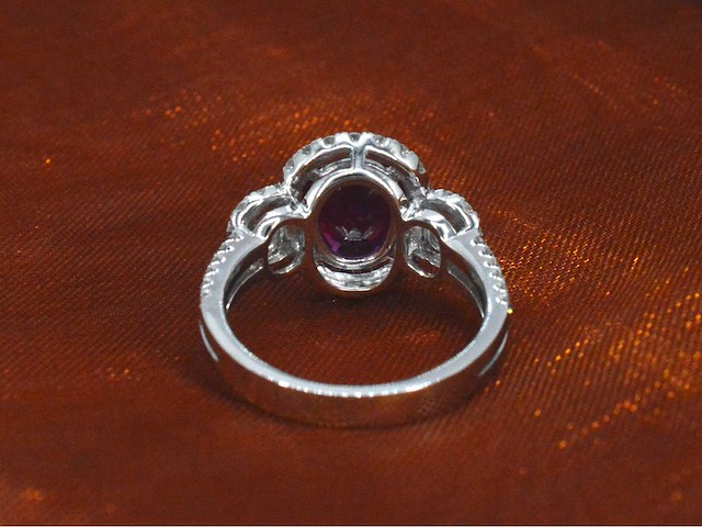 Witgouden ring met diamanten en robijn - afbeelding 7 van  9