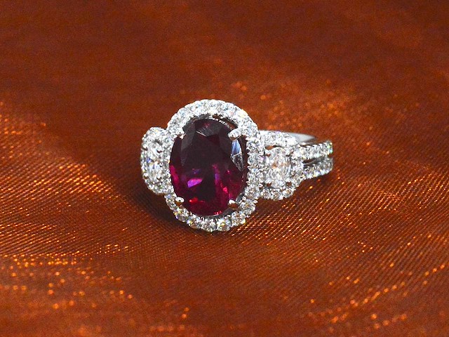 Witgouden ring met diamanten en robijn - afbeelding 8 van  9