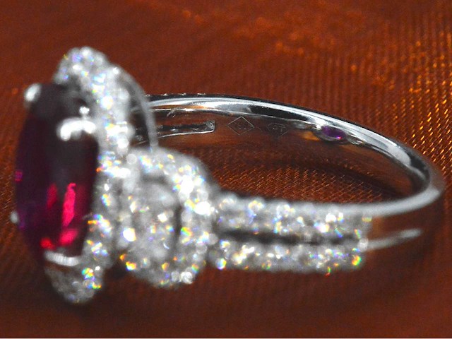 Witgouden ring met diamanten en robijn - afbeelding 9 van  9