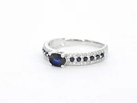 Witgouden ring met diamanten en saffieren - afbeelding 8 van  9