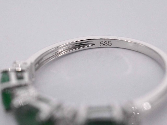 Witgouden ring met diamanten en smaragd - afbeelding 11 van  11