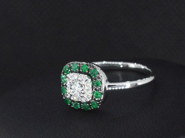 Witgouden ring met diamanten en smaragd - afbeelding 1 van  5
