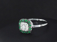 Witgouden ring met diamanten en smaragd