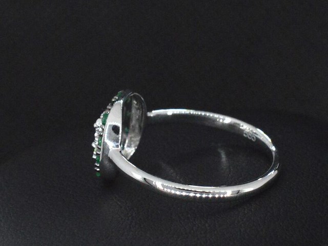 Witgouden ring met diamanten en smaragd - afbeelding 2 van  5
