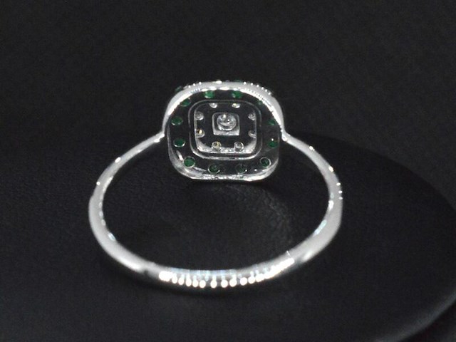 Witgouden ring met diamanten en smaragd - afbeelding 4 van  5