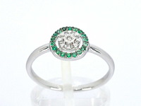 Witgouden ring met diamanten en smaragden