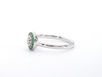 Witgouden ring met diamanten en smaragden - afbeelding 5 van  10
