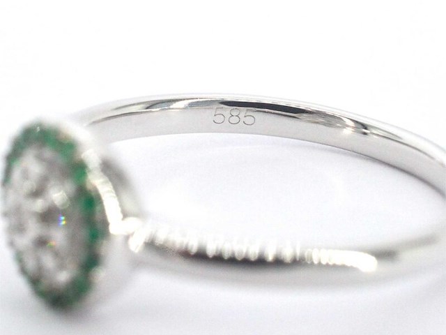 Witgouden ring met diamanten en smaragden - afbeelding 9 van  10