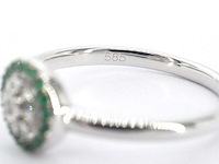 Witgouden ring met diamanten en smaragden - afbeelding 9 van  10