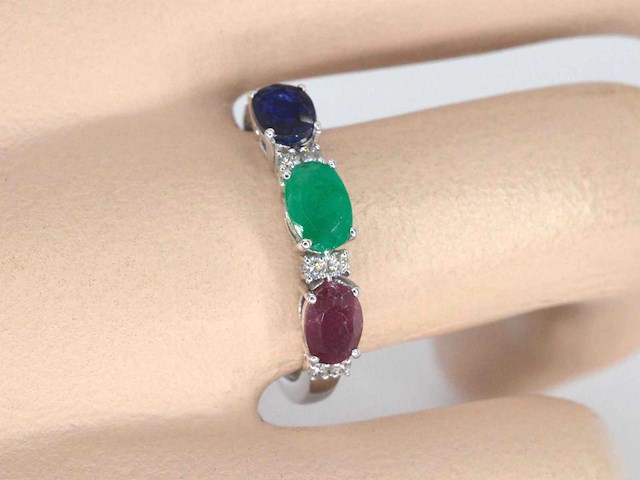 Witgouden ring met diamanten, saffier, robijn en smaragd - afbeelding 3 van  10
