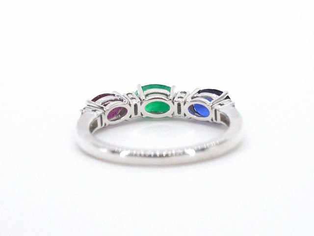 Witgouden ring met diamanten, saffier, robijn en smaragd - afbeelding 9 van  10