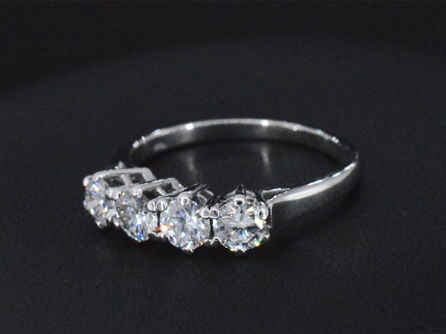 Witgouden ring met diamanten - afbeelding 1 van  4