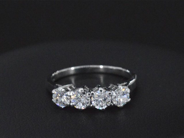 Witgouden ring met diamanten - afbeelding 2 van  4