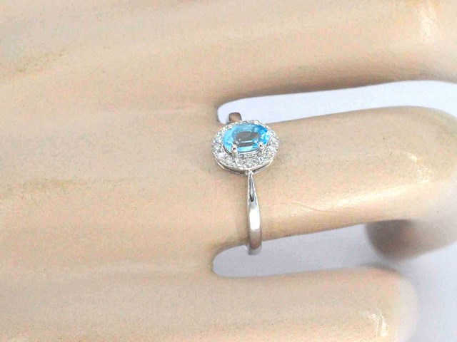 Witgouden ring met een blauwe topaas en natuurlijke diamanten - afbeelding 2 van  9