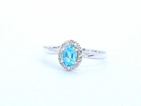 Witgouden ring met een blauwe topaas en natuurlijke diamanten - afbeelding 4 van  9