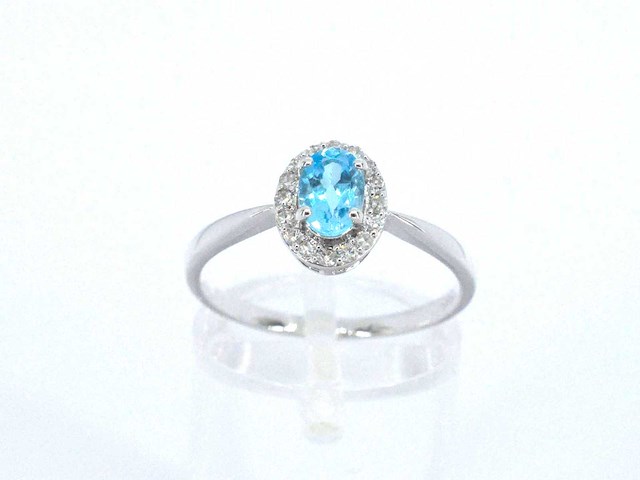 Witgouden ring met een blauwe topaas en natuurlijke diamanten - afbeelding 6 van  9