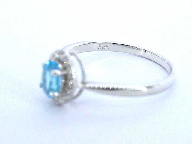 Witgouden ring met een blauwe topaas en natuurlijke diamanten - afbeelding 8 van  9