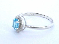Witgouden ring met een blauwe topaas en natuurlijke diamanten - afbeelding 8 van  9