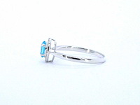 Witgouden ring met een blauwe topaas en natuurlijke diamanten - afbeelding 9 van  9