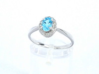 Witgouden ring met een blauwe topaas en natuurlijke diamanten - afbeelding 5 van  10