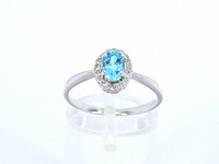 Witgouden ring met een blauwe topaas en natuurlijke diamanten - afbeelding 6 van  10