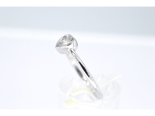 Witgouden ring met een briljant geslepen diamant in hartvorm - afbeelding 3 van  7