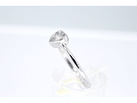 Witgouden ring met een briljant geslepen diamant in hartvorm - afbeelding 3 van  7